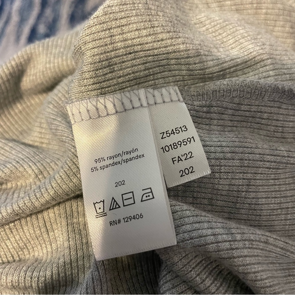 Venus Top Women’s Size Small Gray V-Neck Long Sleeve Ribbed EUC - Picture 9 of 9